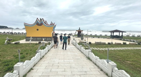 因應白海豚颱風影響，消防人員前往各村及沿海地區巡迴宣導，提醒民眾遠離岸際並注意風浪及自身安全。（圖／文：鄭禮頤）