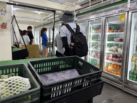南竿福澳港昨日上午即可見各式客貨船、交通船及作業船隻集中停泊港內避颱風；南竿市場及生鮮超市昨日上午出現採購蔬果人潮。（圖／文：鄭綿綿）
