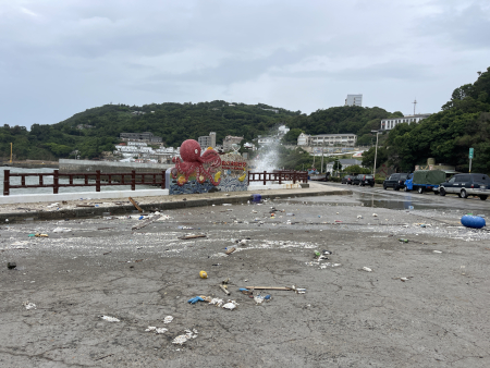 青帆碼頭湧入大量海漂垃圾　現場拉封鎖線