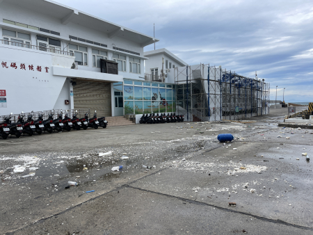 受颱風影響，西莒青帆碼頭候船室前湧入大量海漂垃圾，現場拉起封鎖線禁止通行，以免發生危險。（圖／文：宋幸儒）