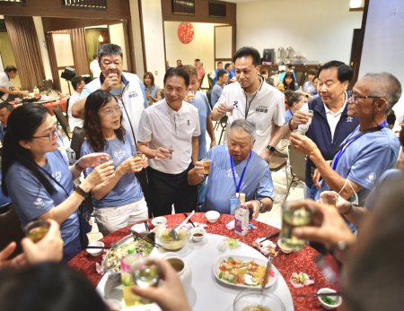 東引、三義締結姐妹鄉後再次盛大相見歡，苗栗、連江兩地貴賓齊聚交流晚宴，包括鍾東錦縣長、王忠銘縣長、陳雪生立委、張永江議長及兩地鄉長、民意代表等共同出席，展現兩地深厚情誼與交流合作成果。（圖：東引鄉公所）
