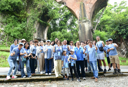 東引鄉長林德建率交流團走訪南庄、三義，受到南庄鄉長羅春蓮、三義鄉長呂明忠熱情接待，並參訪南庄老街、勝興車站及體驗舊山線鐵道自行車，深入感受客庄文化與地方創生魅力。（圖：東引鄉公所）