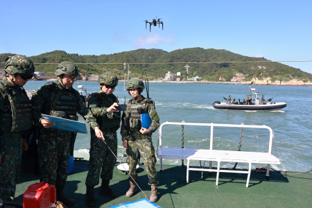馬防部將無人系統融入防衛作戰體系，強化情監偵、指揮管制、後勤支援及聯合作戰能力，以厚植馬祖地區整體防衛韌性。（圖：馬防部）