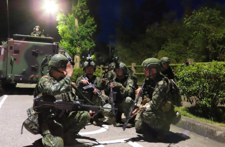馬防部配合漢光演習實施通信韌性驗證，結合警消驗證備援鏈路與跨機關構聯效能，確保戰時情資傳遞不中斷。（圖：馬祖防衛指揮部）
