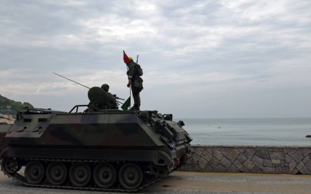 漢光演習北竿實彈射擊，北高守備大隊今年首度嘗試以獨木舟協助海上標靶布放，縮短實彈射擊前置作業時間。（圖／文：鄭禮頤）