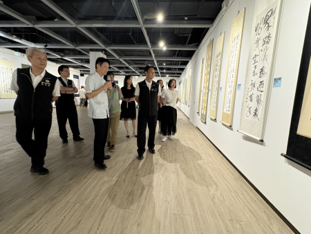 縣長王忠銘昨日前往馬祖民俗文物館參加「馳馬翫墨－會員暨名家書法聯展」開幕式。（圖／文：鄭綿綿）