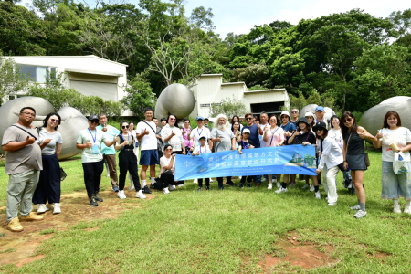 東引慢城交流團走訪康木祥工作室及和平區公所，從藝術創作到地方治理交流經驗。曾在東引服役的康木祥分享軍旅照片與《雙生》創作緣分，和平區長吳萬福也憶起民國6 8年西引島服役往事，藝術、文化與共同記憶交織，讓山海交流更添溫度。（圖：東引鄉公所）