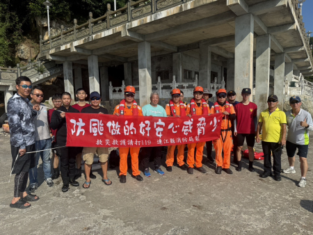 北竿消防分隊近日辦理「115年岸際救生暨防溺搶救演練」，結合義消及海巡人員共同參與岸際救生演練，運用遙控救生圈及無人機進行模擬搶救，熟悉水域事故處置方式。（圖：北竿消防分隊提供）