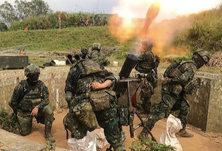 陸軍東引地區指揮部漢光演習，於南、北澳防區實施日、夜間反登陸實彈射擊，對海上目標實施火力打擊，藉由實戰化訓練強化全天候作戰及反登陸能力。（圖：東引指揮部）