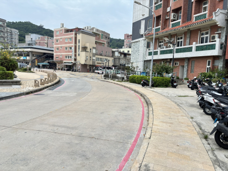為解決介壽村停車空間不足，交旅局暫時開放介壽路白馬尊王廟至老人活動中心路段，以及海堤單側停車。（圖：交旅局）