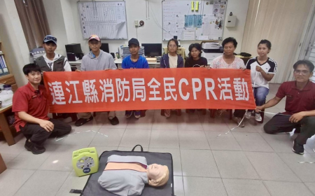 東莒消防分隊辦理外籍移工急救宣導，移工輪流實際操作CPR，消防人員在旁指導正確按壓方式及急救流程。（圖／文：蔡夢玲）