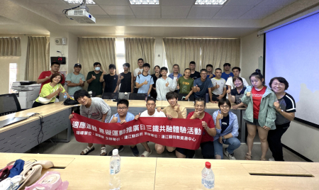 連江縣特教資源中心昨日舉辦「無礙運動推廣日：三鐵共融體驗活動」，介紹共融運動並進行游泳實作。（圖／文：鄭綿綿）