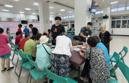 北竿科技體適能後測15日在塘岐村惠民市場登場，鄉親再次接受檢測，透過前、後測數據比較，了解3個月來的體能變化與運動成果。（圖／文：鄭禮頤）
