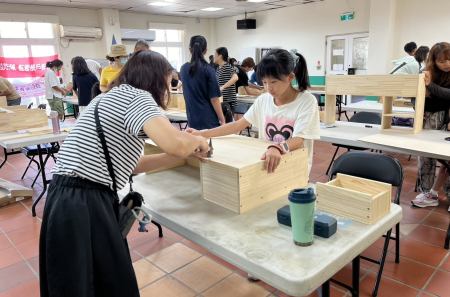 縣府民社處昨日在南竿介壽老人活動中心以及北竿社福館舉辦向下扎根小小職人體驗「木書架DIY」課程，讓親子在動手做的過程中體驗木工樂趣。（圖圖：鄭禮頤、縣府民社處）