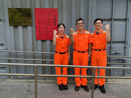 張育誠(右1)、張茹鈺(左1)兄妹雙雙考取水上警察三等特考。