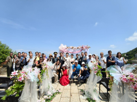 連江縣政府16日在北竿芹壁聚落舉辦第二屆「愛在馬祖、情定島嶼」聯合婚禮，2對新人在親友及各界貴賓見證下許下相守承諾，浪漫山海景致為幸福時刻留下難忘回憶。（圖/文鄭禮頤）