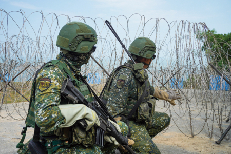 官兵設置阻絕設施，遲滯敵軍行動。