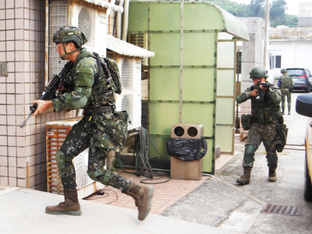 官兵突入重要防護目標，掃蕩侵入之敵。