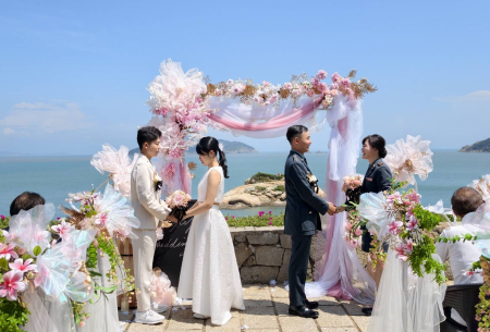 連江縣政府16日在北竿芹壁聚落舉辦第二屆「愛在馬祖、情定島嶼」聯合婚禮，2對新人在親友及各界來賓見證下步入婚姻，在浪漫山海與閩東石屋相伴下留下幸福時刻。（圖／文：鄭禮頤）