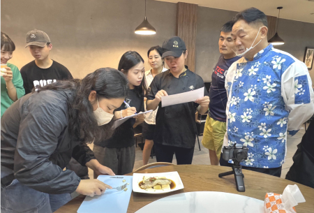 連江縣衛生局偕同專家及營養師深入餐飲店家進行實地輔導，協助店家提升食品安全，並打造具在地特色與全齡友善的馬祖美食。（圖：連江縣衛生局）