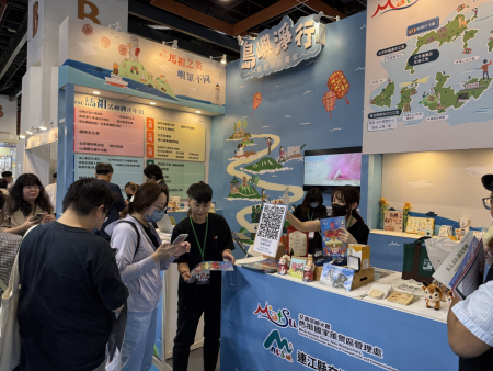 台灣國際旅遊展於台北世貿熱鬧登場，馬祖展館推出限定優惠遊程與互動好禮，吸引許多民眾駐足詢問。（圖：馬管處）