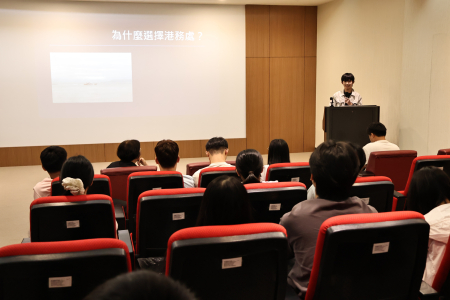 馬祖返鄉青年分享暑期公部門工讀經驗，縣長王忠銘到場勉勵，期許青年透過工讀深入認識家鄉、愛上馬祖進而扎根馬祖。（圖／文：王致潔）