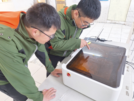 社長指導社員藝品製作，提升手作能力。