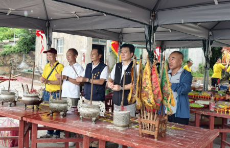 橋仔境清頭溪五福大帝舉行中元普渡法會暨補庫大典，今年依神明指示進行過火等傳統科儀，縣長王忠銘等人也前往參香祈福，祈願地方四境平安、鄉親安居樂業。（圖／文：鄭禮頤）