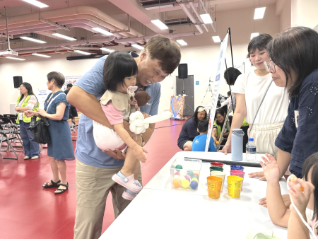 「115年度祖父母節慶祝活動」結合魔術、情境劇、趣味闖關等內容，吸引許多鄉親帶著依公、依嬤及家中孩子共同參加。（圖／文：鄭綿綿）