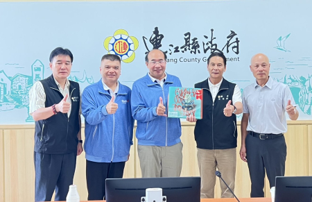 雲林縣長張麗善致贈地區品德教材及逾千條跳繩