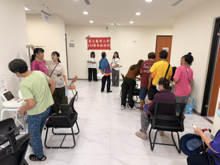 台北醫學大學義診團25日來到東莒，新衛生所啟用後，寬敞的空間及完善設備，也讓鄉親看診更加舒適。（圖／文：蔡夢玲）