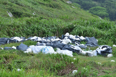 東引保麗龍遭強風吹散　影響環境及行車安全