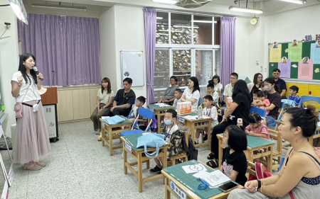 開學啦！南竿3國中小迎接新學期，新校長於校門口熱情迎接學生，家長陪伴孩子報到，校園洋溢朝氣與活力。（圖：馮紹夫、王致潔）
