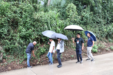 梅石往清水路段泥沙沖刷至路面　議員曹以標邀工務處及環資局會勘