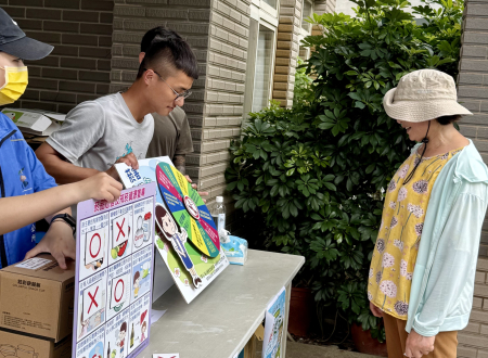 莒光鄉公所29日在東莒舉辦反菸健行，約150名鄉親從大坪村藝文廣場出發，一路走到大埔石刻蓋章再折返，以健行方式宣導拒菸及健康生活觀念。（圖／文：蔡夢玲）