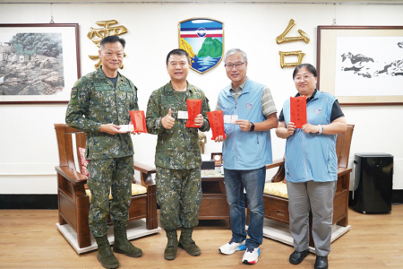 南竿鄉長蒞部致贈市場消費券慰勞官兵。