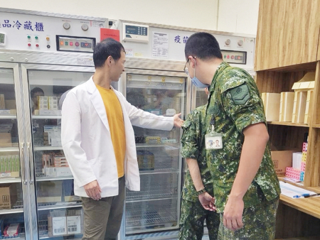 藥師說明血清存管及使用方式。