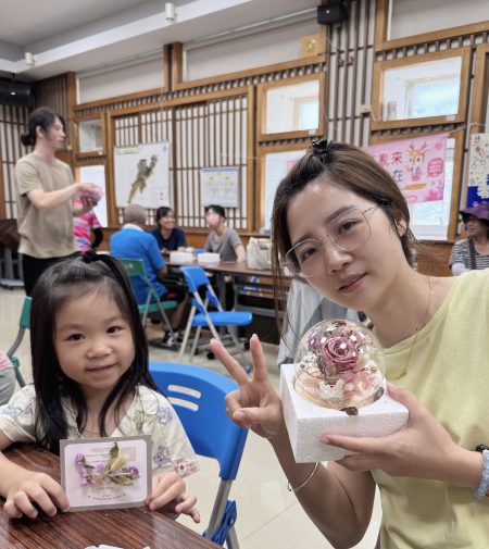 東、西莒親子一起體驗永生花手作，運用花材及各式素材完成「蝴蝶遷徙小島」。（圖／文：蔡夢玲）