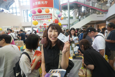藝術島團隊前往關西推廣，現場分享芙蓉酥、限定船票與明信片等小物，邀日本旅人明年秋天造訪馬祖，體驗島嶼美好。（圖：縣府文化處）