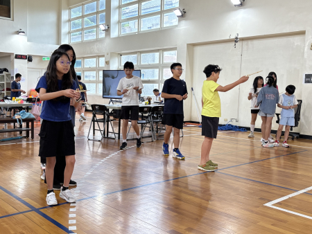 連江縣教育處暑期在介壽國中小舉辦「2026科普活動巡迴到校服務：連江縣學生工作坊」，指導學子的科學探究與動手做能力。（圖／文：鄭綿綿）