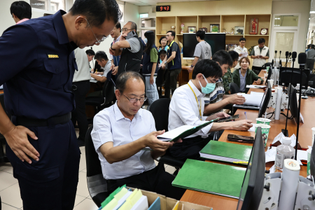 行政院動員會報副執行秘書劉泰益率評鑑小組抵馬辦理動員業務訪評。（圖／文：王致潔）