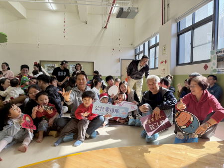 縣長王忠銘2日上午召開跨局處會議，指示規劃加碼設籍6歲以下嬰幼兒健保費全額補助，預計明年上路。（圖／文：王致潔）