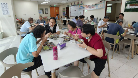 王忠銘走訪北竿C據點　陪長輩共餐聽心聲