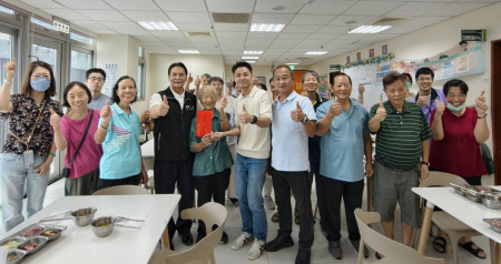 縣長王忠銘在北竿鄉長吳金平陪同下前往C據點，與塘岐社區發展協會理事長詹庭語及據點長輩一同共餐、話家常，並致贈加菜金；席間也聽取長輩對共餐及備餐費的意見，現場互動熱絡。（圖／文：鄭禮頤）