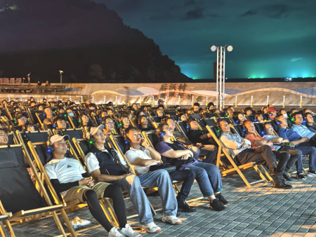 北竿「七夕星漩電影之夜」5日晚間在后澳村口廣場登場，地方各界貴賓、鄉親及遊客一起到場同樂，在海風與夜色陪伴下欣賞《真愛每一天》，度過輕鬆浪漫的夏夜時光。（圖／文：鄭禮頤）