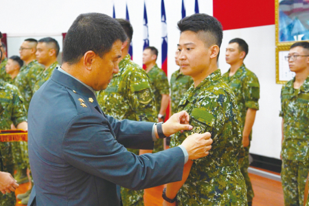 表揚優秀官兵，頒贈「漢光42號演習」臂章。