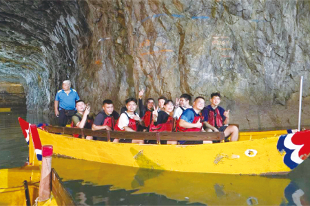官兵於北海坑道搭乘搖櫓船，體驗馬祖獨特的戰地文化與坑道景觀。