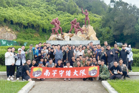 九三軍人節，官兵齊聚北海坑道前合影留念。