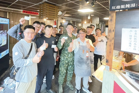 官兵至介壽獅子市場感謝店家與鄉親的支持與款待。