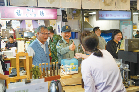 指揮官與鄉長前往介壽獅子市場，向店家致意敬軍活動。